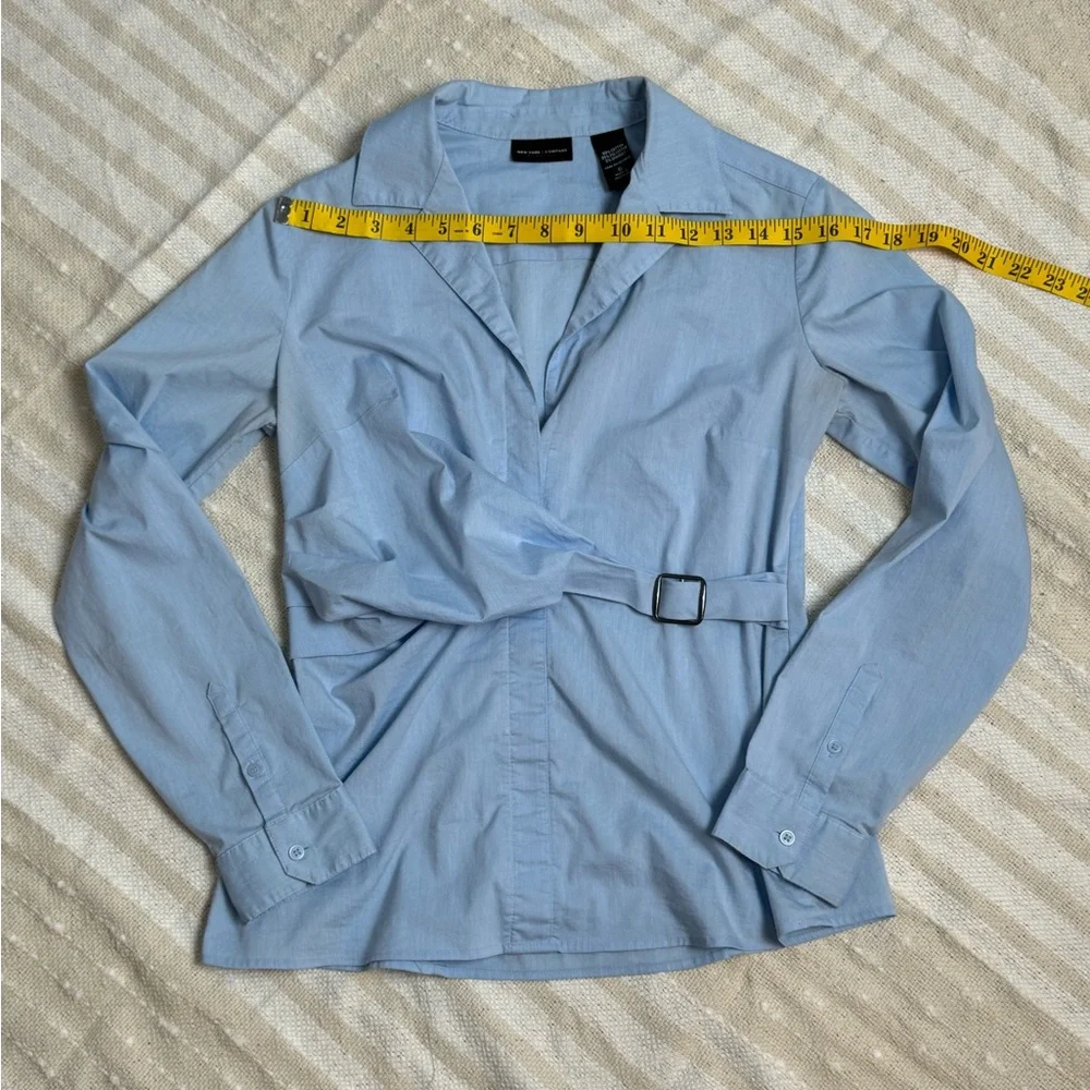 New York & Company light blue wrap buckle blouse size 6/small - Picture 9 of 12